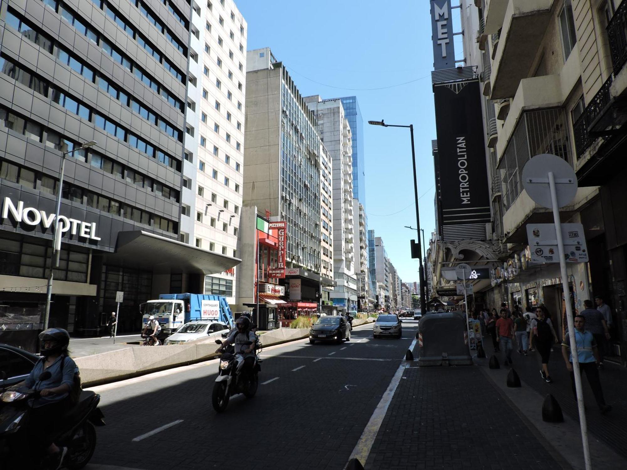 4 Ventanales Sobre La Avenida Corrientes Appartement Buenos Aires Buitenkant foto